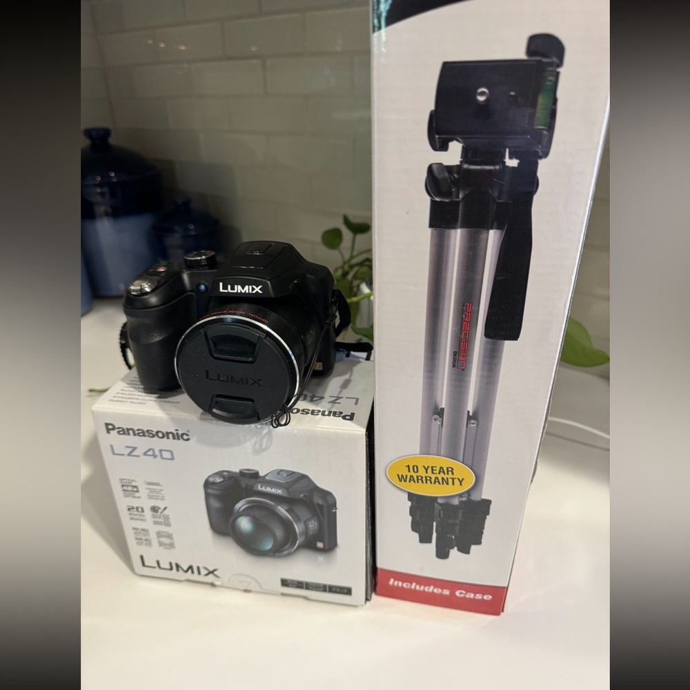 Panasonic DMC-LZ40 camera, camera bag, and stand